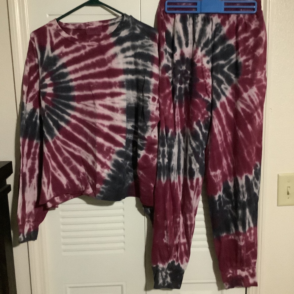 Johnny Becca crew neck SS and joggers, size M, maroon, dark blue and cream
